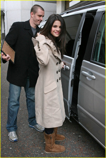selena-gomez-o2-arena-concert-09 - Selena Gomez Gets Loud in London