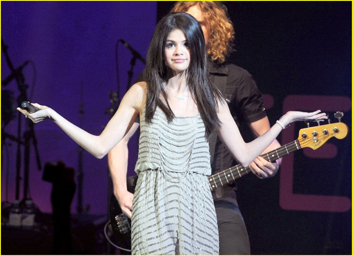 selena-gomez-o2-arena-concert-11 - Selena Gomez Gets Loud in London