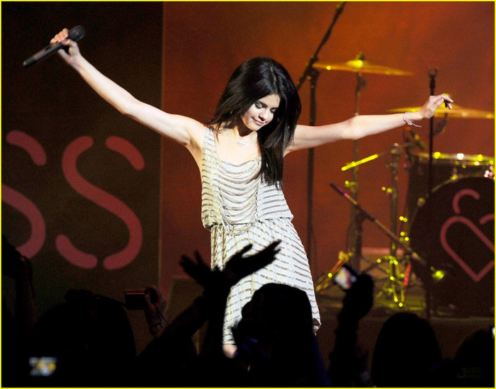 selena-gomez-o2-arena-concert-16
