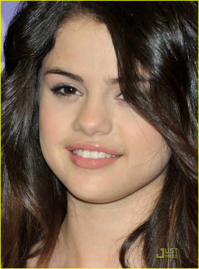 selena-gomez-kiss-tell-spain-09