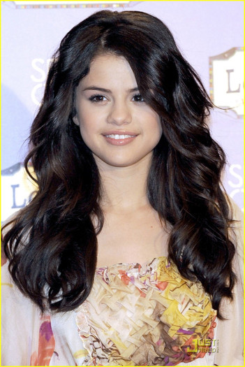 selena-gomez-kiss-tell-spain-32