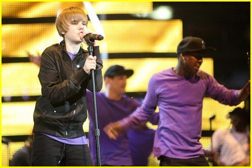 selena-gomez-justin-bieber-houston-rodeo-20