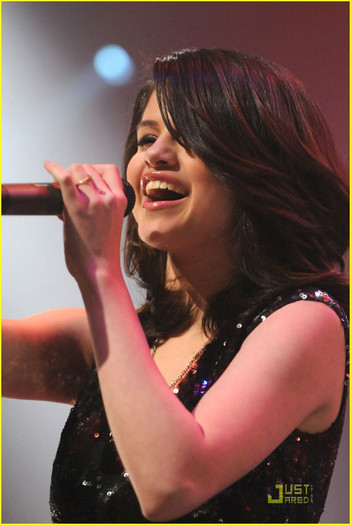 selena-gomez-gramercy-concert-17