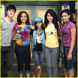 selena-gomez-david-henrie-extreme-makeover-magic - Selena Gomez and David Henrie Make Extreme Makeover Magic