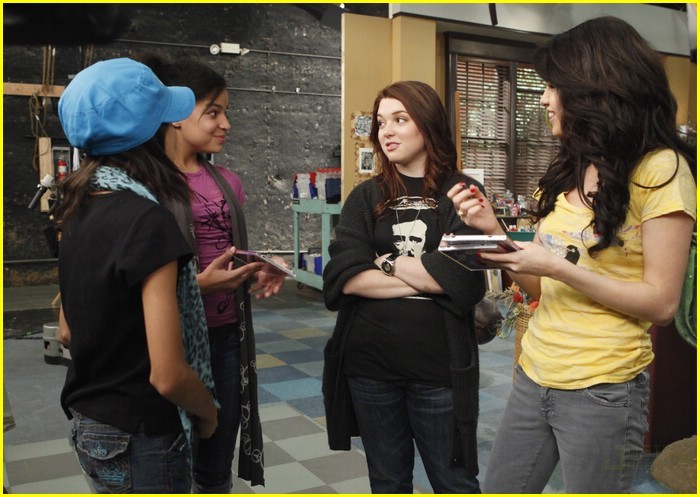 selena-gomez-david-henrie-extreme-makeover-magic-05