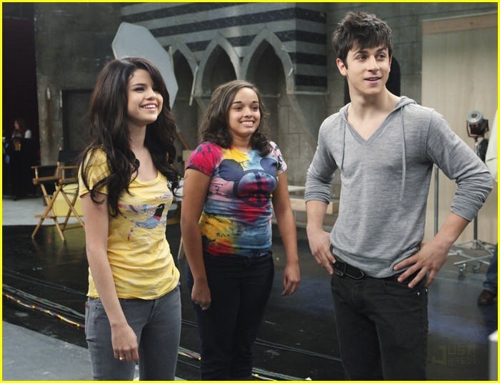 selena-gomez-david-henrie-extreme-makeover-magic-07