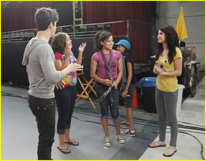 selena-gomez-david-henrie-extreme-makeover-magic-10