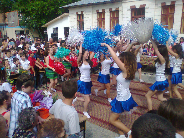 Fotografie0842 - Festivitate sfarsit de an scolar 2010 - 2011