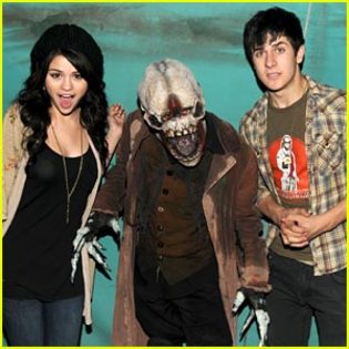 selena-gomez-david-henrie-halloween - Selena Gomez  and David Henrie Scary Farm Friends