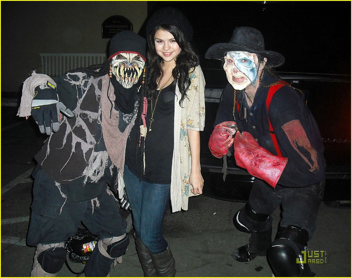 selena-gomez-david-henrie-knotts-haunt-06 - Selena Gomez  and David Henrie Scary Farm Friends