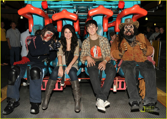 selena-gomez-david-henrie-knotts-haunt-07