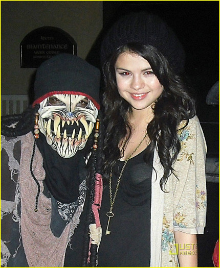 selena-gomez-david-henrie-knotts-haunt-08