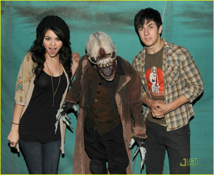 selena-gomez-david-henrie-knotts-haunt-09 - Selena Gomez  and David Henrie Scary Farm Friends