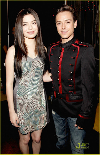 selena-gomez-miranda-cosgrove-los-premios-02