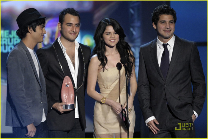 selena-gomez-miranda-cosgrove-los-premios-03 - Selena Gomez and Miranda Cosgrove  Los Premios Ladies