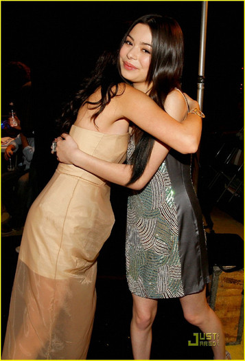 selena-gomez-miranda-cosgrove-los-premios-04