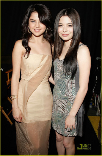 selena-gomez-miranda-cosgrove-los-premios-08 - Selena Gomez and Miranda Cosgrove  Los Premios Ladies