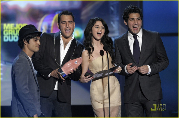 selena-gomez-miranda-cosgrove-los-premios-09