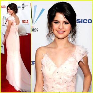 selena-gomez-alma-awards - Selena Gomez is ALMA Amazing