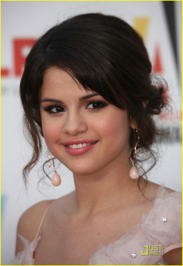 selena-gomez-alma-awards-01 - Selena Gomez is ALMA Amazing