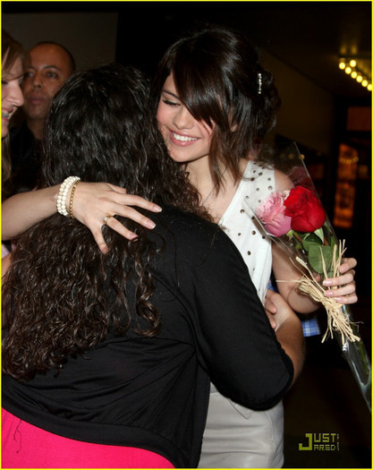 selena-gomez-texas-waffle-maker-02 - Selena Gomez s Special  Texas Sized Waffles