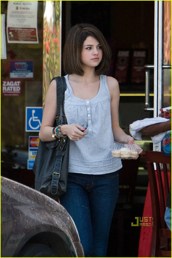 selena-gomez-whisper-cafe-04 - Selena Gomez Whispers