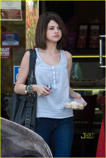 selena-gomez-whisper-cafe-09 - Selena Gomez Whispers