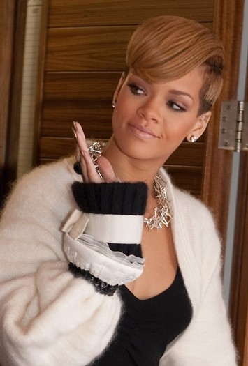 Rihanna (76)