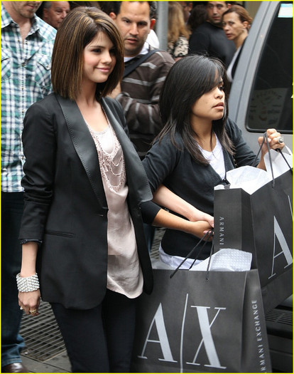 selena-gomez-soho-shopper-01 - Selena Gomez is a Soho Shopper