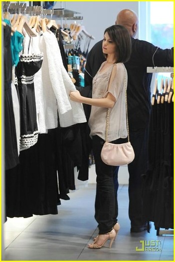 selena-gomez-soho-shopper-09 - Selena Gomez is a Soho Shopper