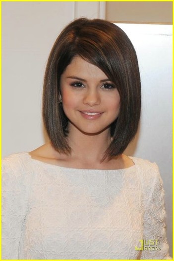 selena-gomez-soho-shopper-13