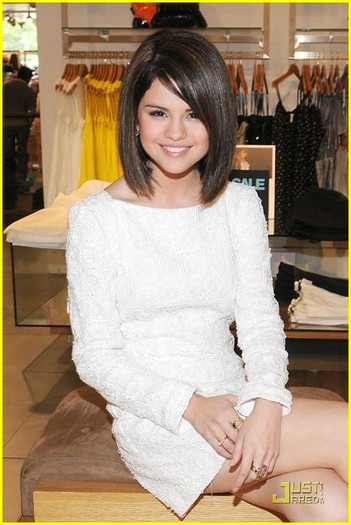 selena-gomez-soho-shopper-16