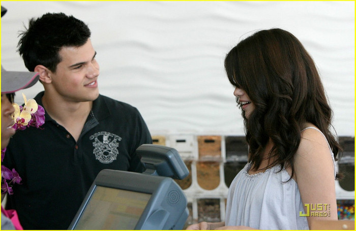 selena-gomez-taylor-lautner-froyo-01