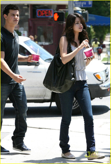 selena-gomez-taylor-lautner-froyo-02