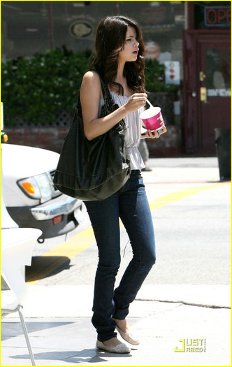 selena-gomez-taylor-lautner-froyo-06 - Selena Gomez andTaylor Lautner  Froyo Friends