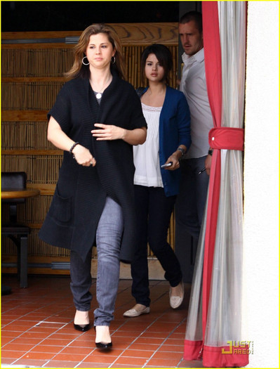 selena-gomez-sushi-sweet-14