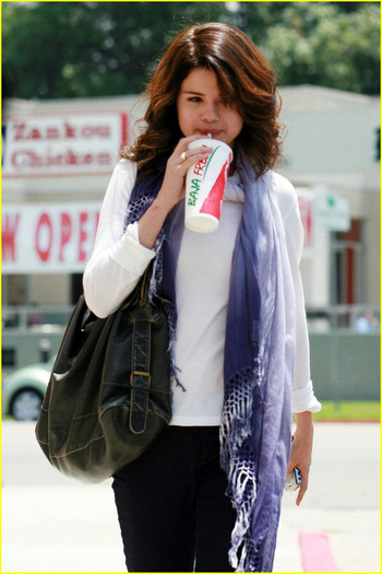 selena-gomez-baja-fresh-beauty-11 - Selena Gomez is Baja Beautiful