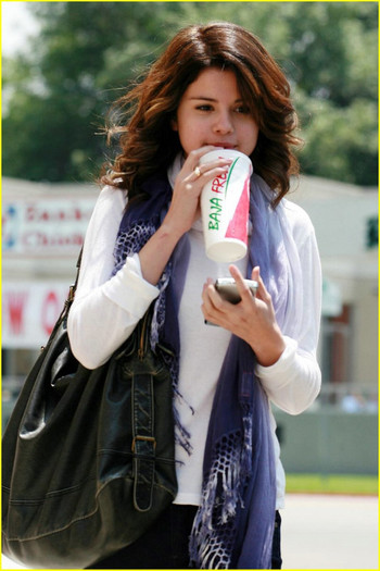 selena-gomez-baja-fresh-beauty-13 - Selena Gomez is Baja Beautiful