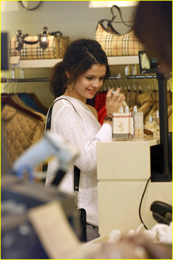 selena-gomez-san-juan-sight-seeker-02