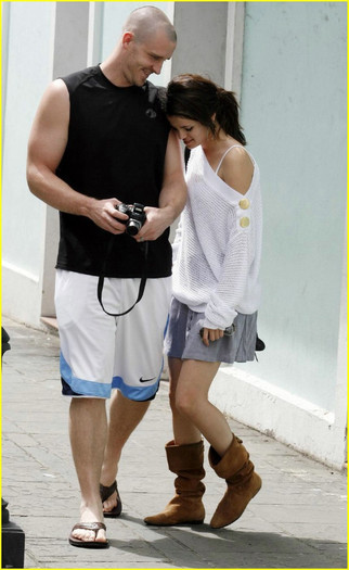 selena-gomez-san-juan-sight-seeker-05