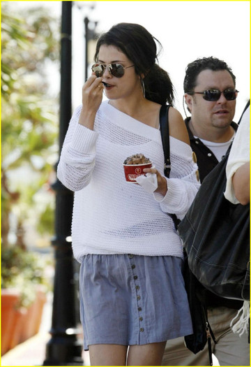 selena-gomez-san-juan-sight-seeker-06 - Selena Gomez  San Juan Sightseeing