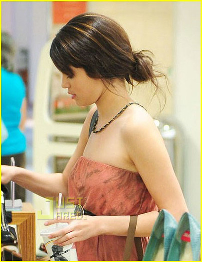 selena-gomez-american-eagle-09