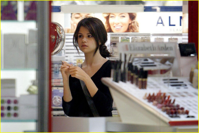 selena-gomez-old-navy-06