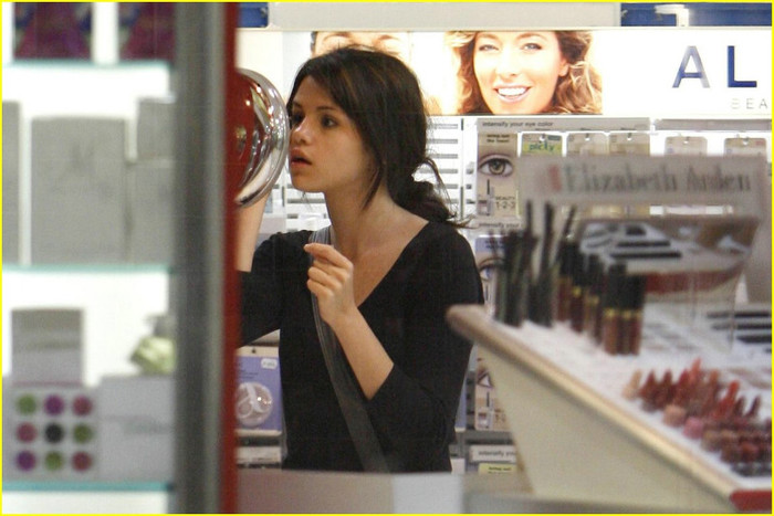 selena-gomez-old-navy-09