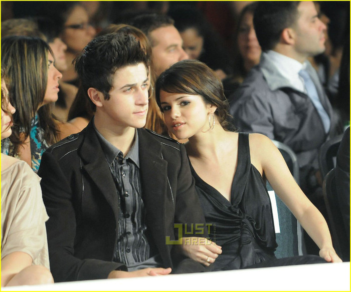 selena-gomez-david-henrie-pr-show-01