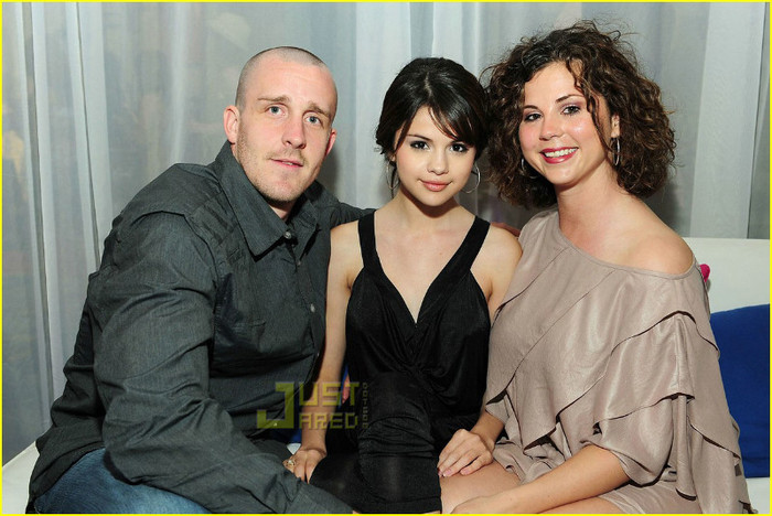 selena-gomez-david-henrie-pr-show-02 - David Henrie and Selena Gomez Fashion Show Friends