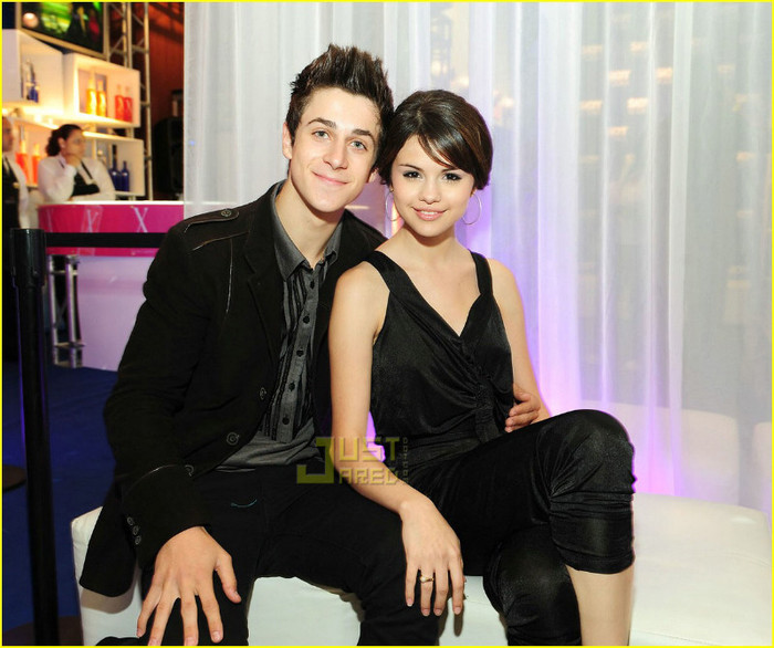 selena-gomez-david-henrie-pr-show-07