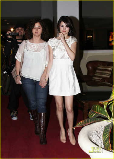 selena-gomez-greeting-fan-02 - Selena Gomez Go See Hotel For Dogs