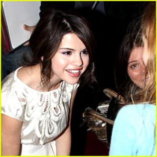 selena-gomez-greets-fan