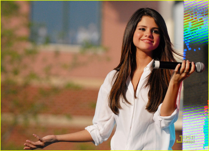 selena-gomez-who-says-platinum-05 - Selena Gomez Who Says  Go Platinum